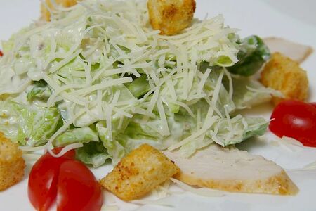 Салат Цезарь с курицей