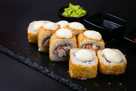 Горячий ролл в панировке