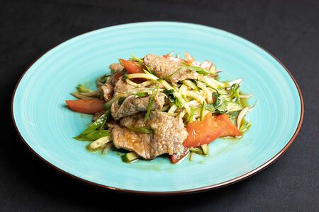 Салат с говядиной и кинзой