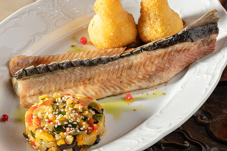 Копченая стерляжья спинка с грушей и грибным рагу