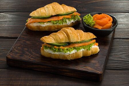 Круассаны со слабосоленым лососем