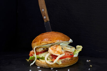 Бургер с креветками и Том-Ям