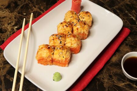 Запеченный острый ролл с лососем