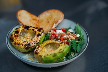 Завтрак с авокадо на углях