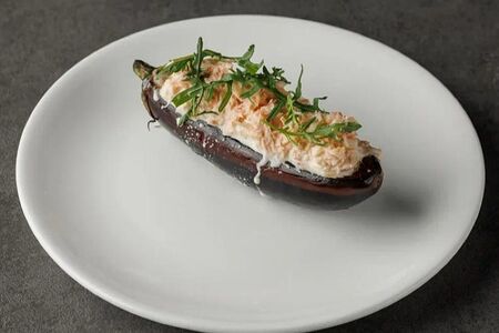 Запеченный баклажан с крабом и страчателлой