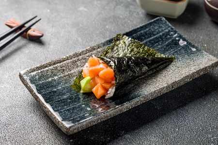 Хенд-ролл с лососем