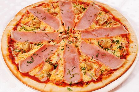Пицца с ветчиной и грибами