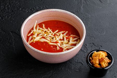 Томатный суп с моцареллой