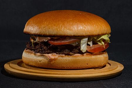 Бургер с говяжьим бифштексом из мраморной говядины