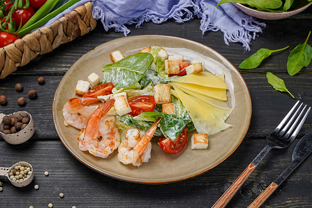 Салат Цезарь с креветками