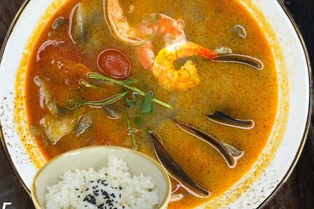 Том ям с морепродуктами