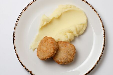 Куриные биточки с картофельным пюре