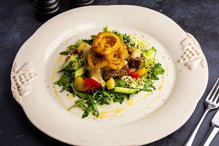 Салат с телячьей печенью