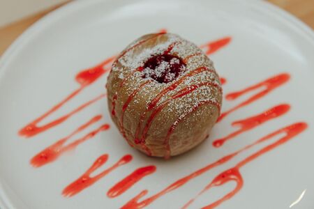 Яблоко печеное с орехами и медом