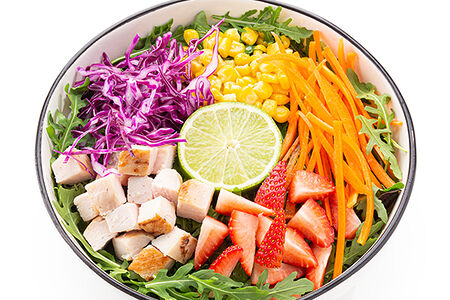 Боул с цыплёнком cу-вид, миксом зелени, клубникой, кукурузой и горчичным соусом