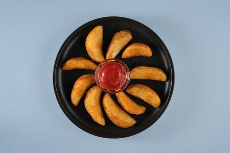 Картофель по деревенски и соус на выбор