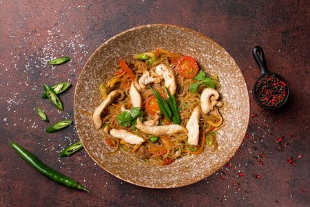 Рисовая лапша с овощами и курицей в соусе том ям