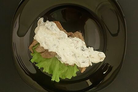 Медальоны из телятины под сливочно-грибным соусом