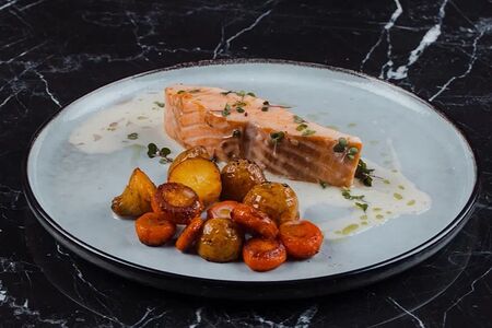 Стейк из лосося с морковью и картофелем в соусе