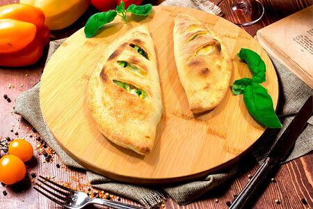 №14 Кальцоне с салями, томатным соусом и моцареллой