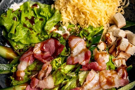 Салат Цезарь с беконом