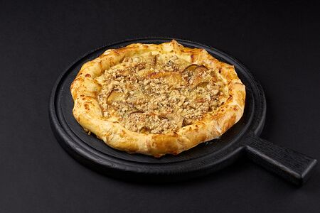 Открытые хачапури с грушей и голубым сыром