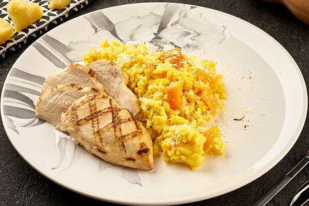 Куриная грудка на гриле с тыквенным рисом