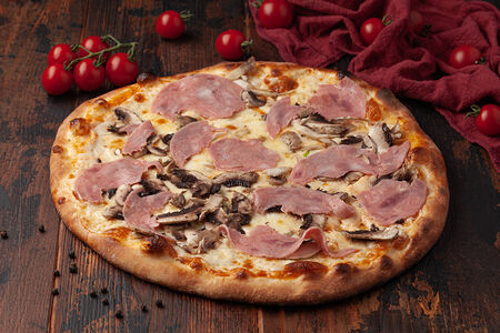 Пицца с ветчиной и грибами