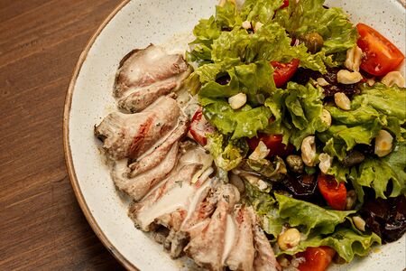 Салат вителло тонато с ростбифом