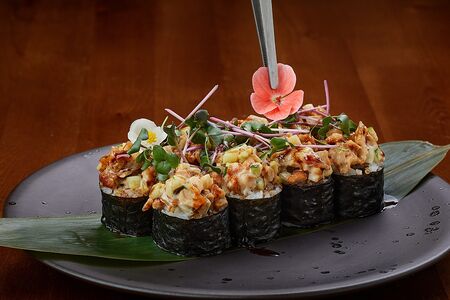 Ролл №36 с тартаром из китайского угря, японским омлетом и сливочным сыром