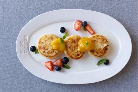 Сырники с кокосовым соусом и манго