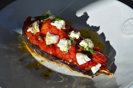 Запечённый баклажан с томатной сальсой и фетой