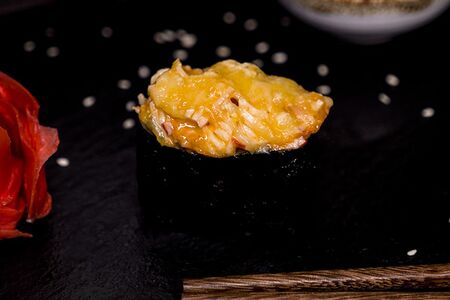 Суши горячая креветка