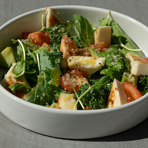 Зелёный салат с томатами, авокадо, тёплым Адыгейским сыром и медово-горчичным соусом