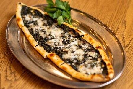 Пиде со шпинатом и зеленью