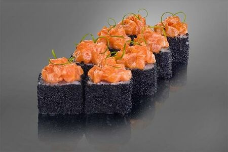 Ролл с лососем в остром соусе