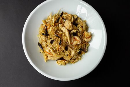 Стеклянная лапша с курицей и креветками