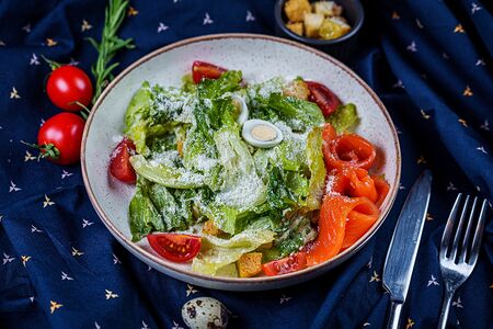 Калифорнийский салат Цезарь с форелью