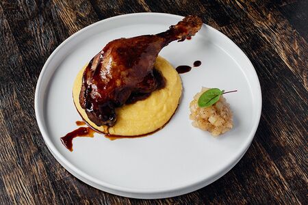 Глазированная утиная ножка с полентой и грушей конфи