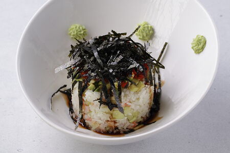 Суши-салат Калифорния с лососем