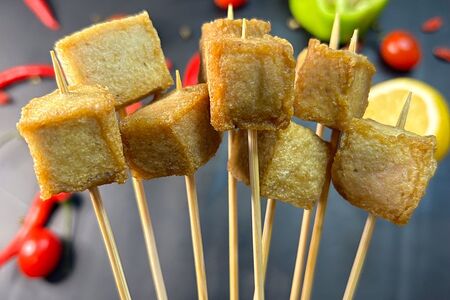 Мини-шашлычки из рыбного тофу