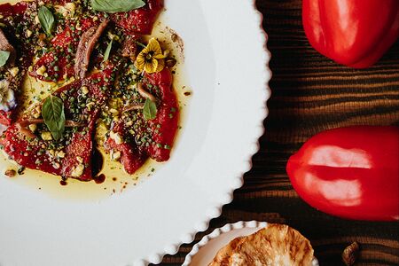 Запеченный в печи, маринованный перец с анчоусами и чипсами из корня сельдерея