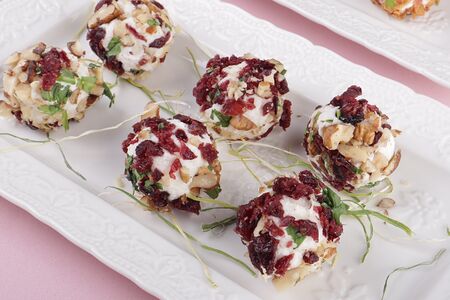 Сырный трюфель из козьего крем-сыра с вяленной клюквой и орехами