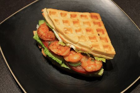 С креветкой на овсяно-гречневой вафле