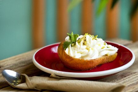 Груша запечённая с кремом и фисташками