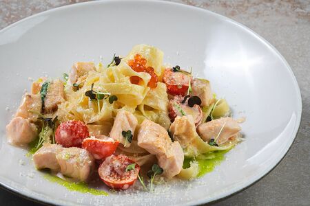 Феттуччине с лососем и шпинатом в сливочном соусе