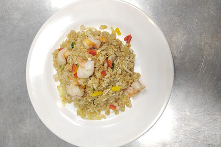 Жареный рис с креветками и овощами