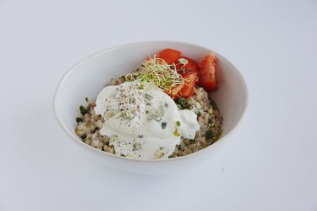 Гречка с муссовым соусом дорблю и яйцом пашот