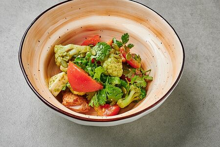 Салат из индейки со свежими овощами и кавказским сыром