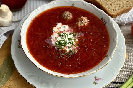 Борщ из свежей капусты с фрикадельками и со сметаной